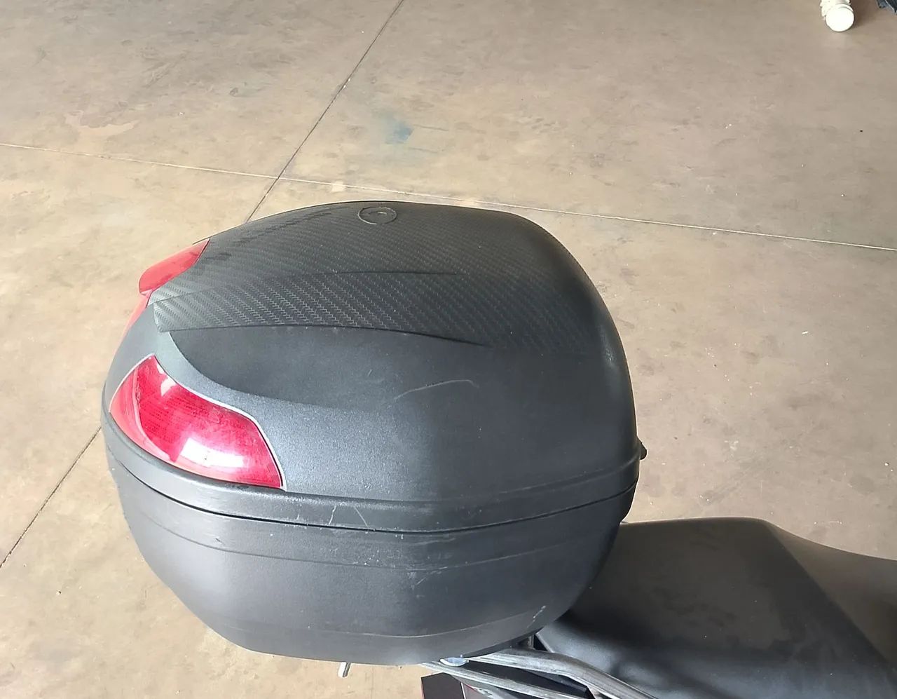Vendo baú em excelente estado com kit suporte  - Foto 3