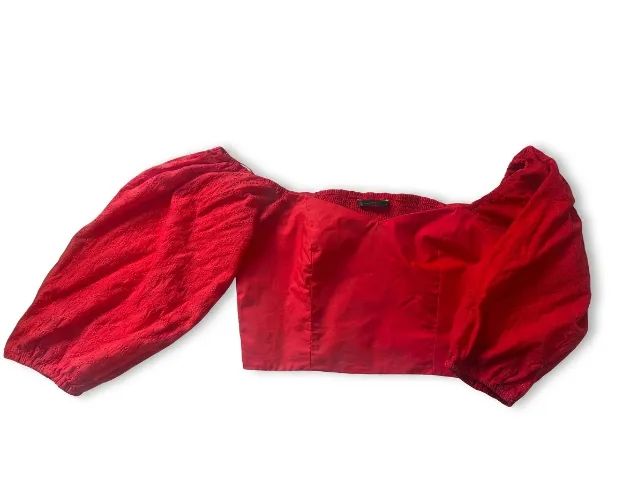 Cropped vermelho com mangas bufantes
