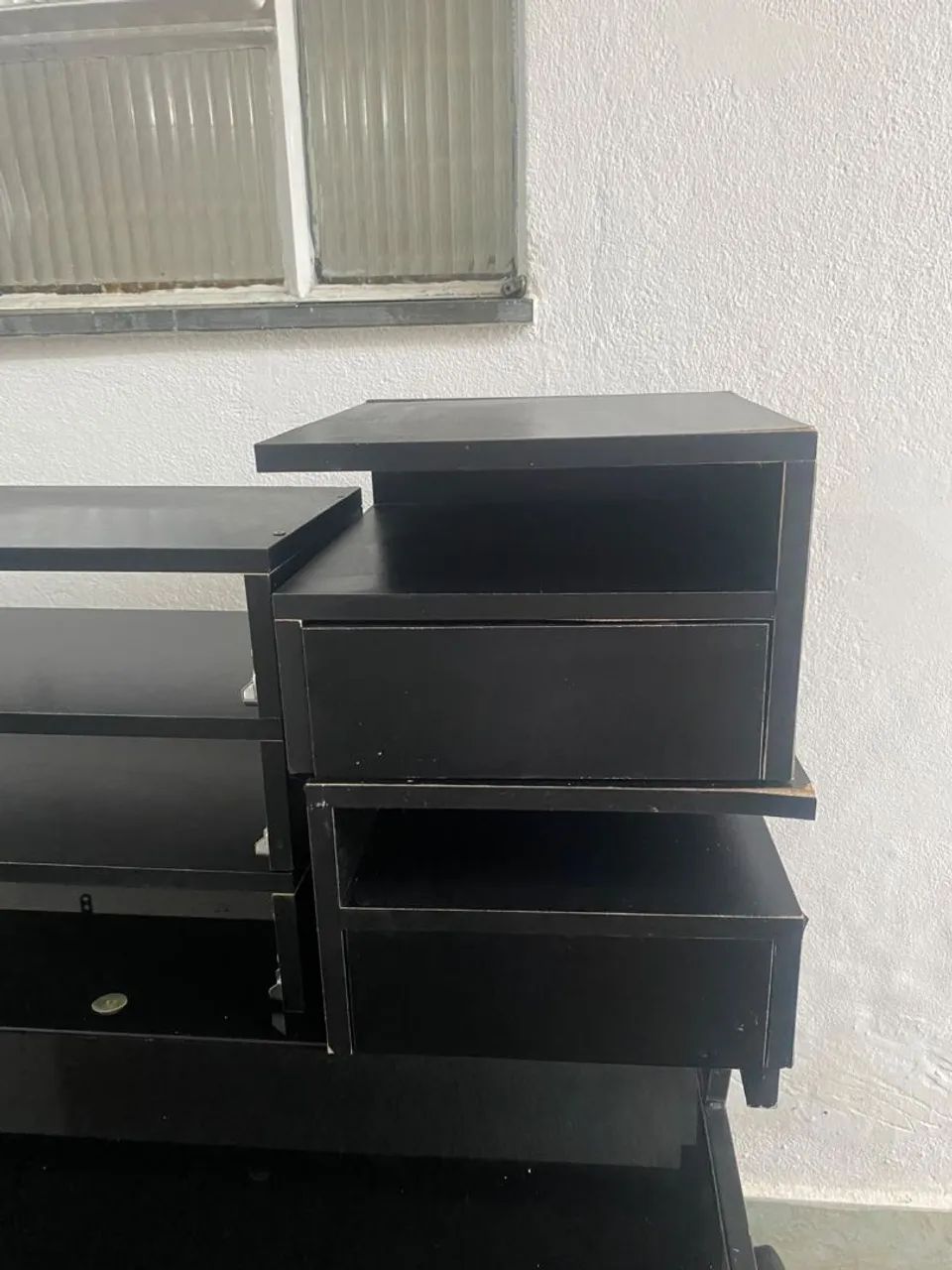 Vendo mesa, criado mudo, cabeceira e cabideiro  - Foto 3
