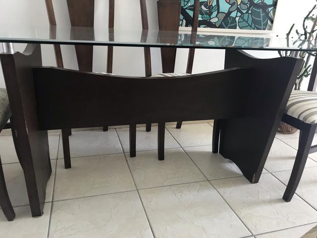 Mesa com 6 cadeiras de madeira com tampo de vidro bisotado - Foto 2