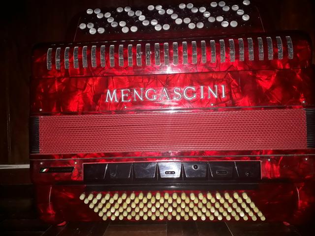 Acordeon Cromático Bayan Mengascini Essa semana 10,500,00 - Foto 3