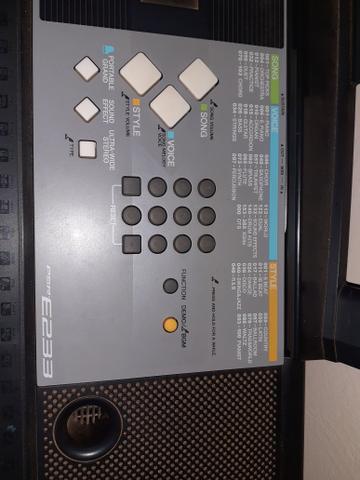 Vendo uma bateria um teclado e uma caixa amplificada