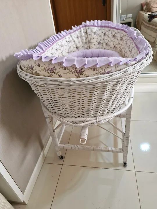 Berço de Vime Branco com kit decorado para menina