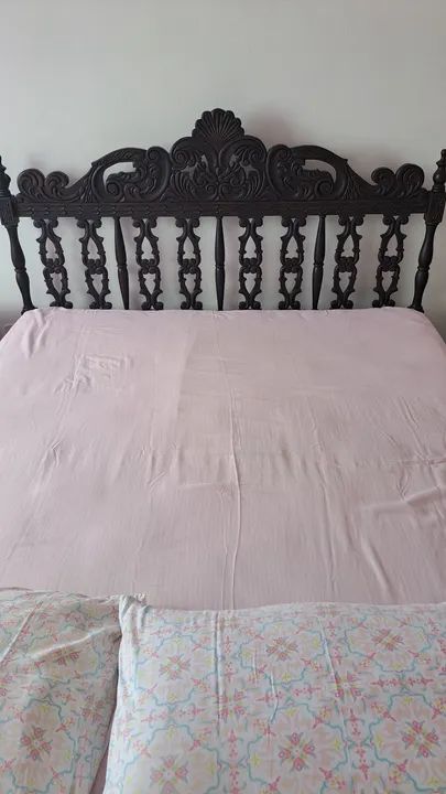 Conjunto de cama de casal com cabeceira talhada em madeira maciça e 2 criados-mudo - Foto 2