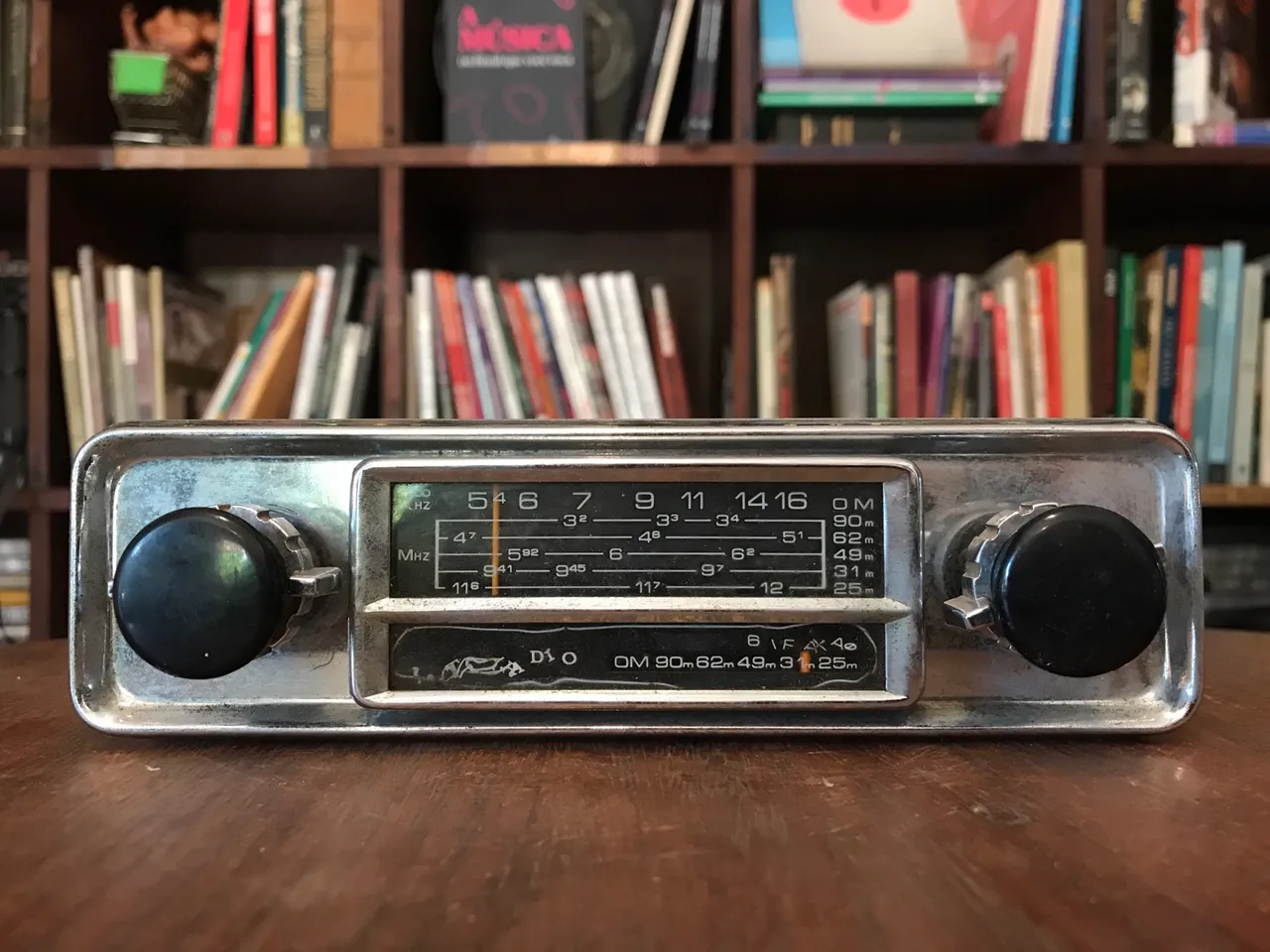 Antigo Rádio automotivo MotoRadio Sedan74 6 faixas