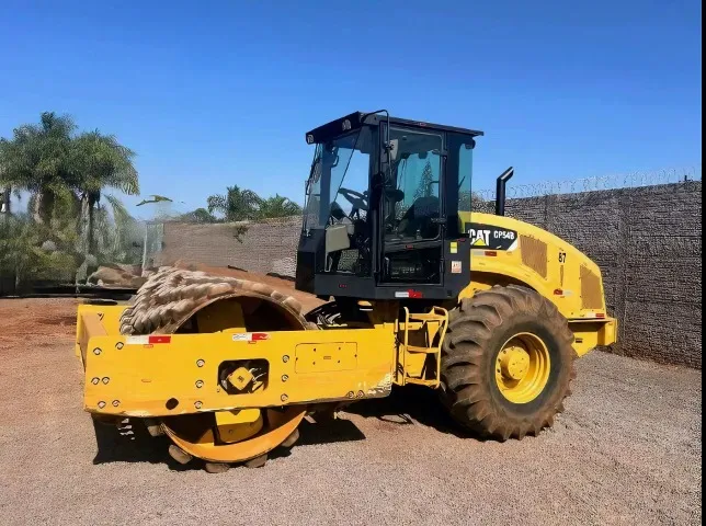 Rolo compactador Cat CP54B ano 2016