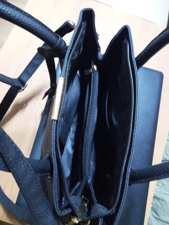 Vendo Bolsa Preta  com várias Divisões. Importada.