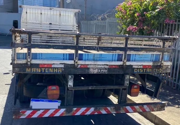 Ford Cargo 816 S 2018 com AR 151 mil km  - Foto 6