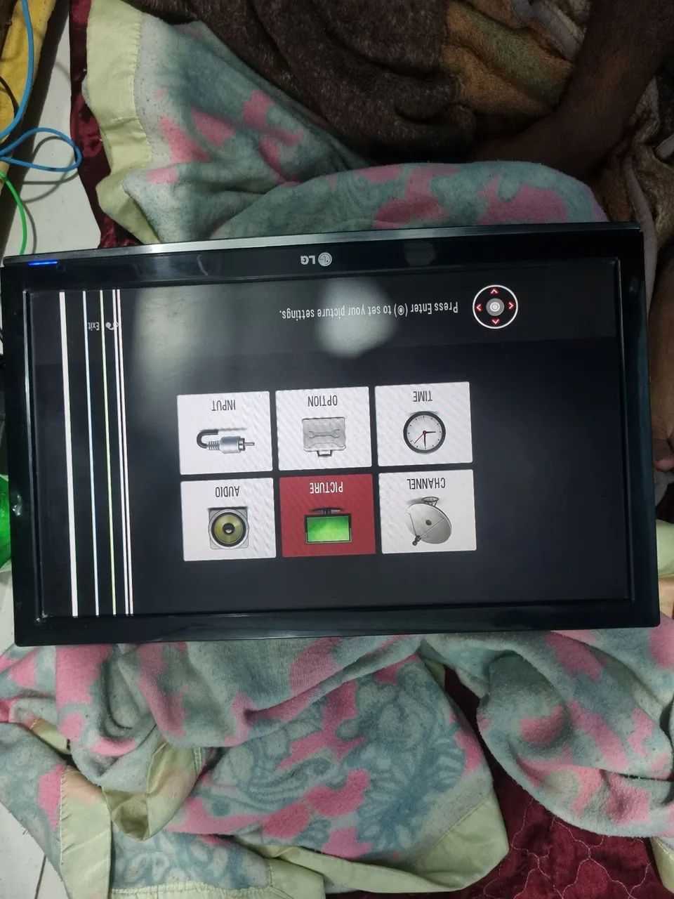 Televisão de 22 polegadas semi nova com detalhe na tela , funcionando perfeitamente ?