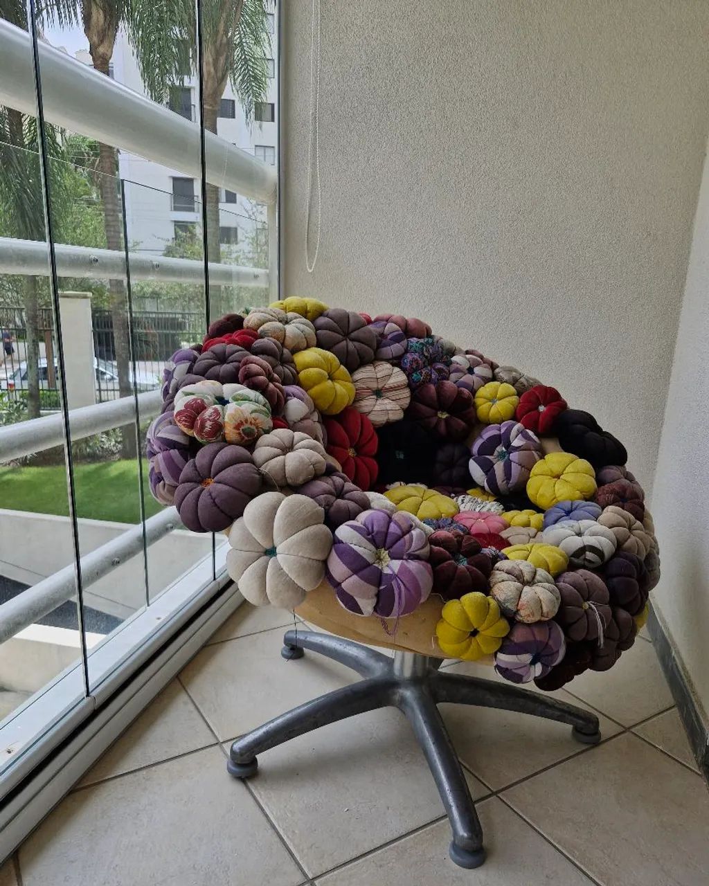 Poltrona Giratória com fuxicos flores  - Foto 3