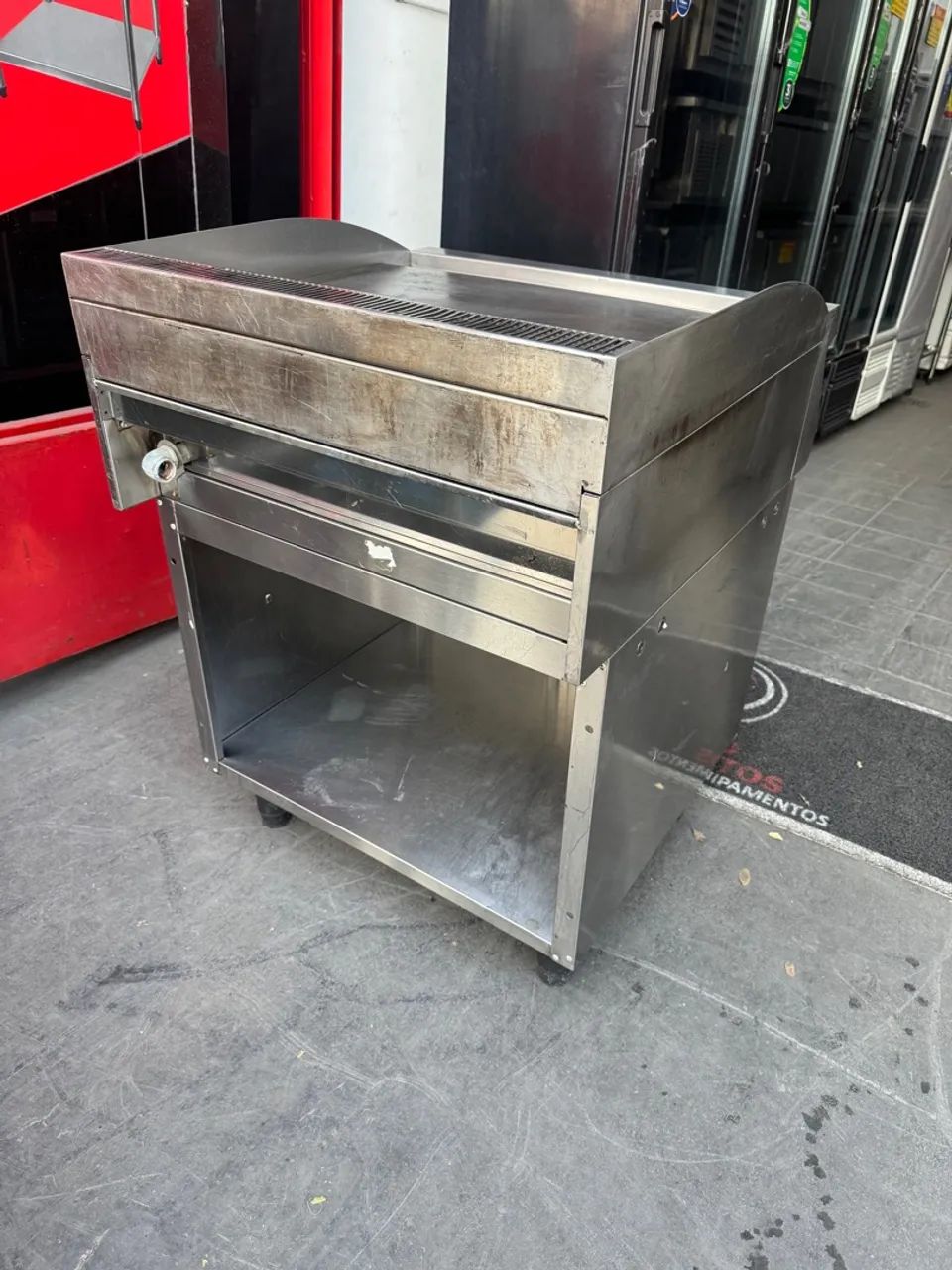 VENDO UMA CHAPA A GÁS MACOM COM A BASE