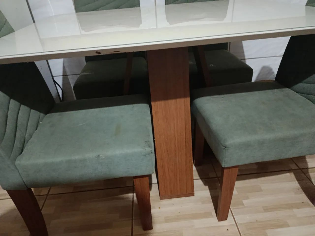 Vendo uma mesa com 4 cadeiras64962115876739124