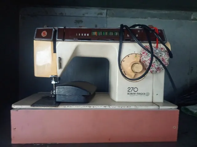 Máquina de Costura Singer 270 Bobina Mágica acompanhada de Brinde Estojo original Singer c