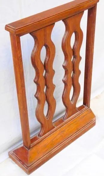 Balaustrada divisória baixa guarda corpos madeira nobre clara tampo reto colunas onduladas - Foto 6