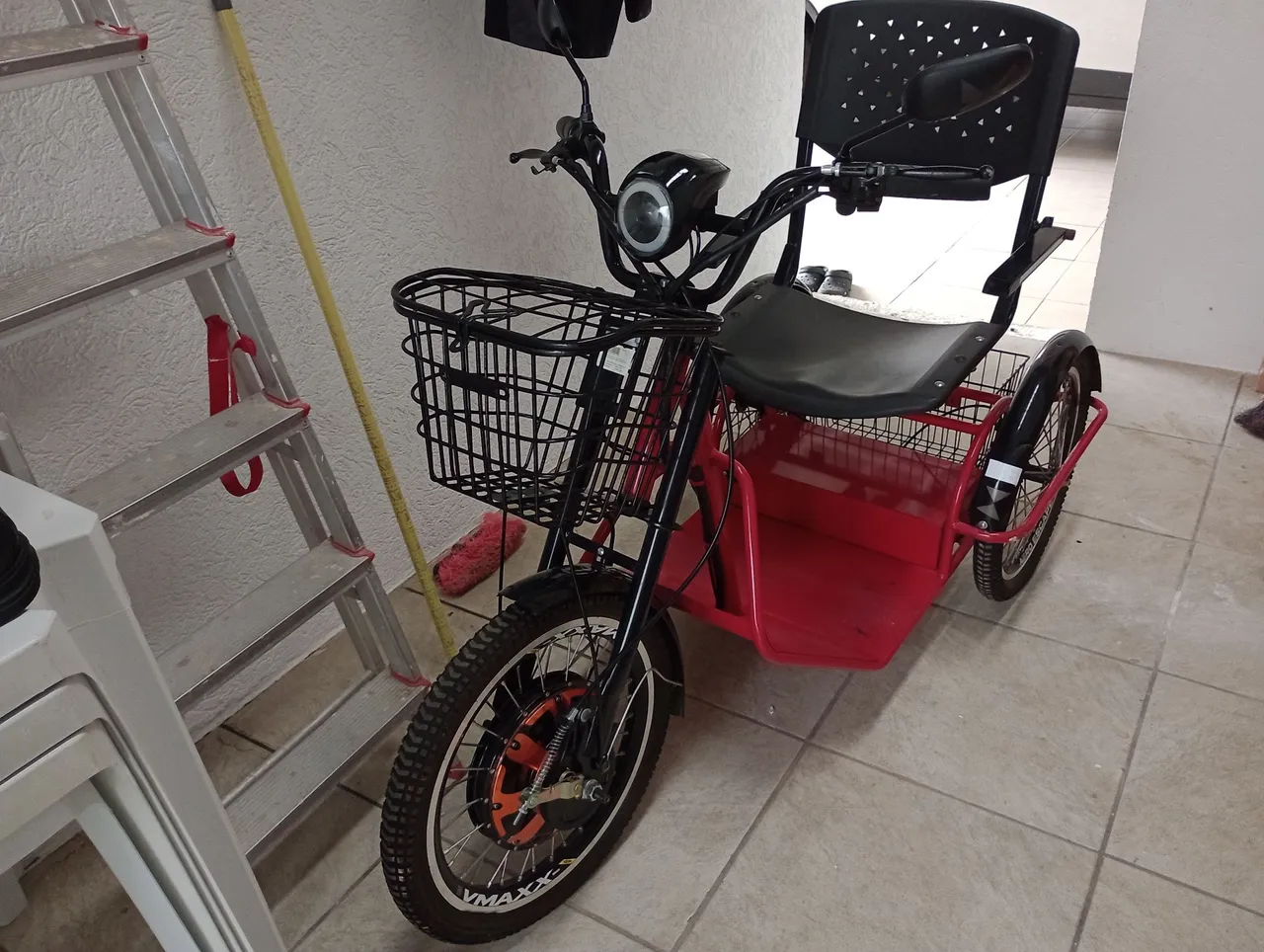 Triciclo Elétrico com Cesta e Banco Confortável