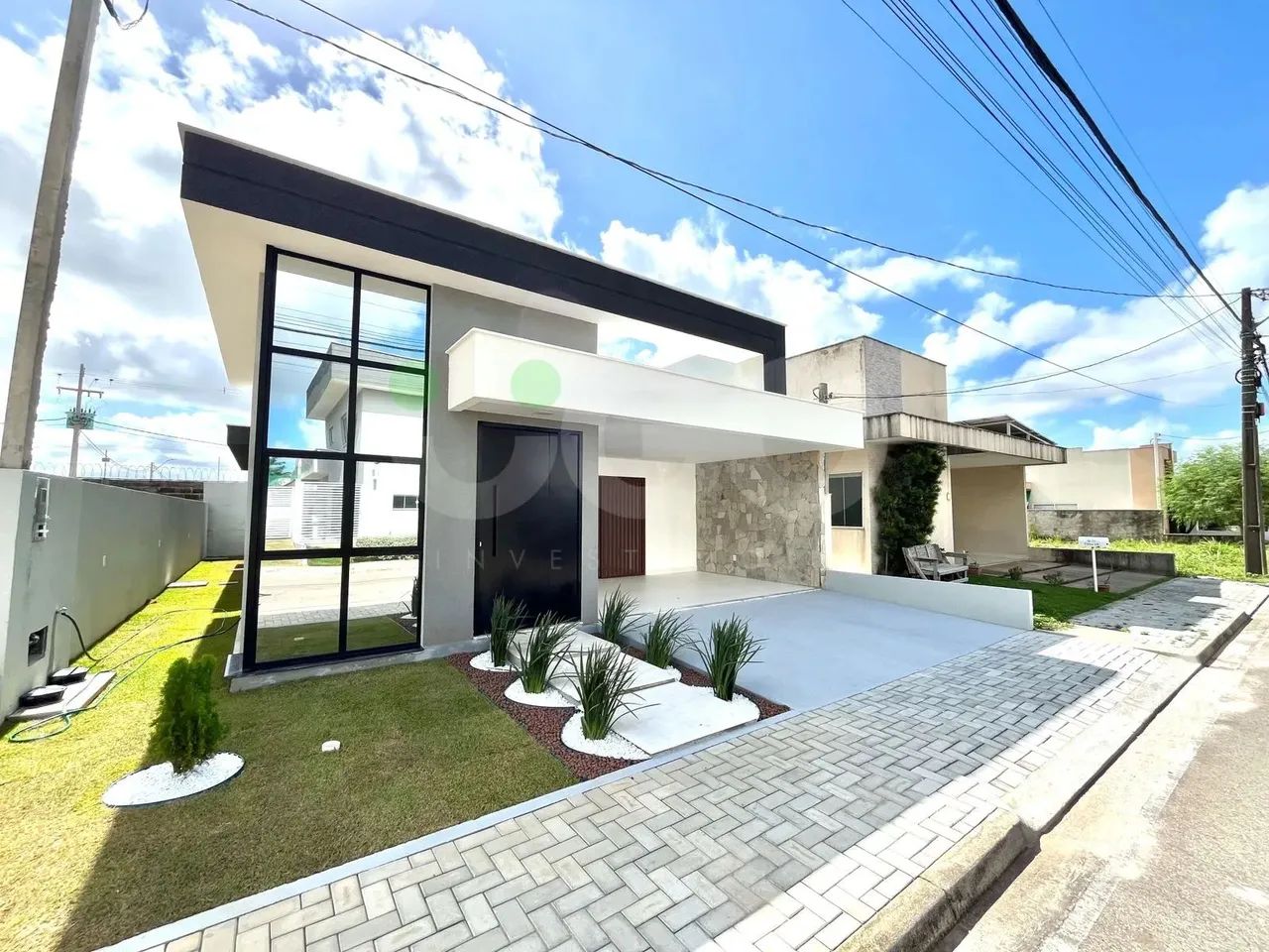 Casa Térrea recém construída com ambientes integrados e pronta para morar no Ecoville 1