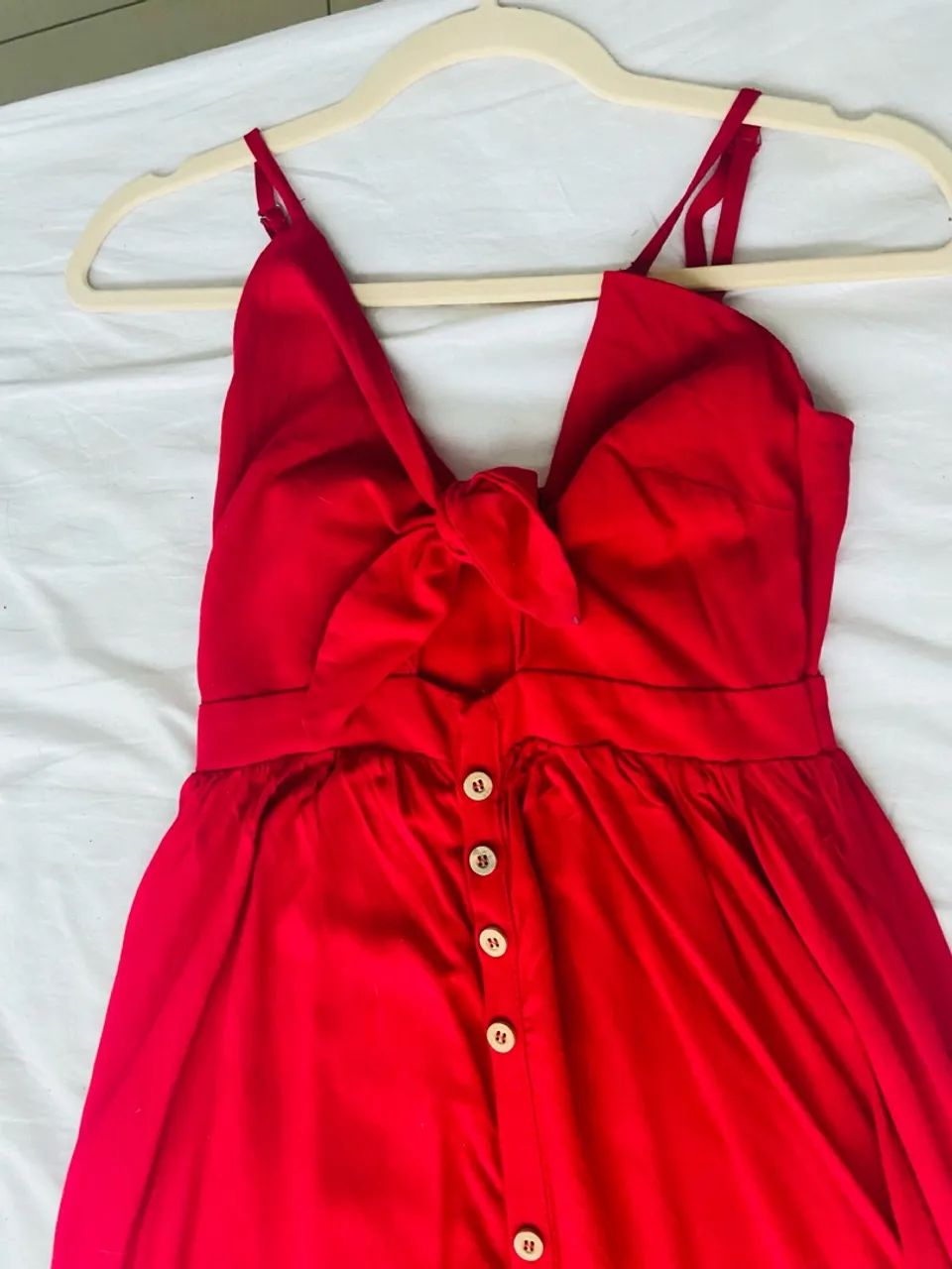 Vestido com recorte, amarração e botões em madeira PP - Foto 3