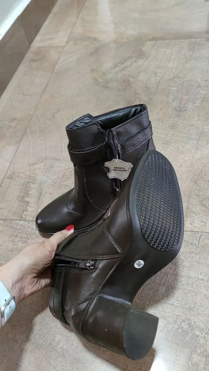 Botas de couro marrom com salto bloco e fivelas - Foto 4