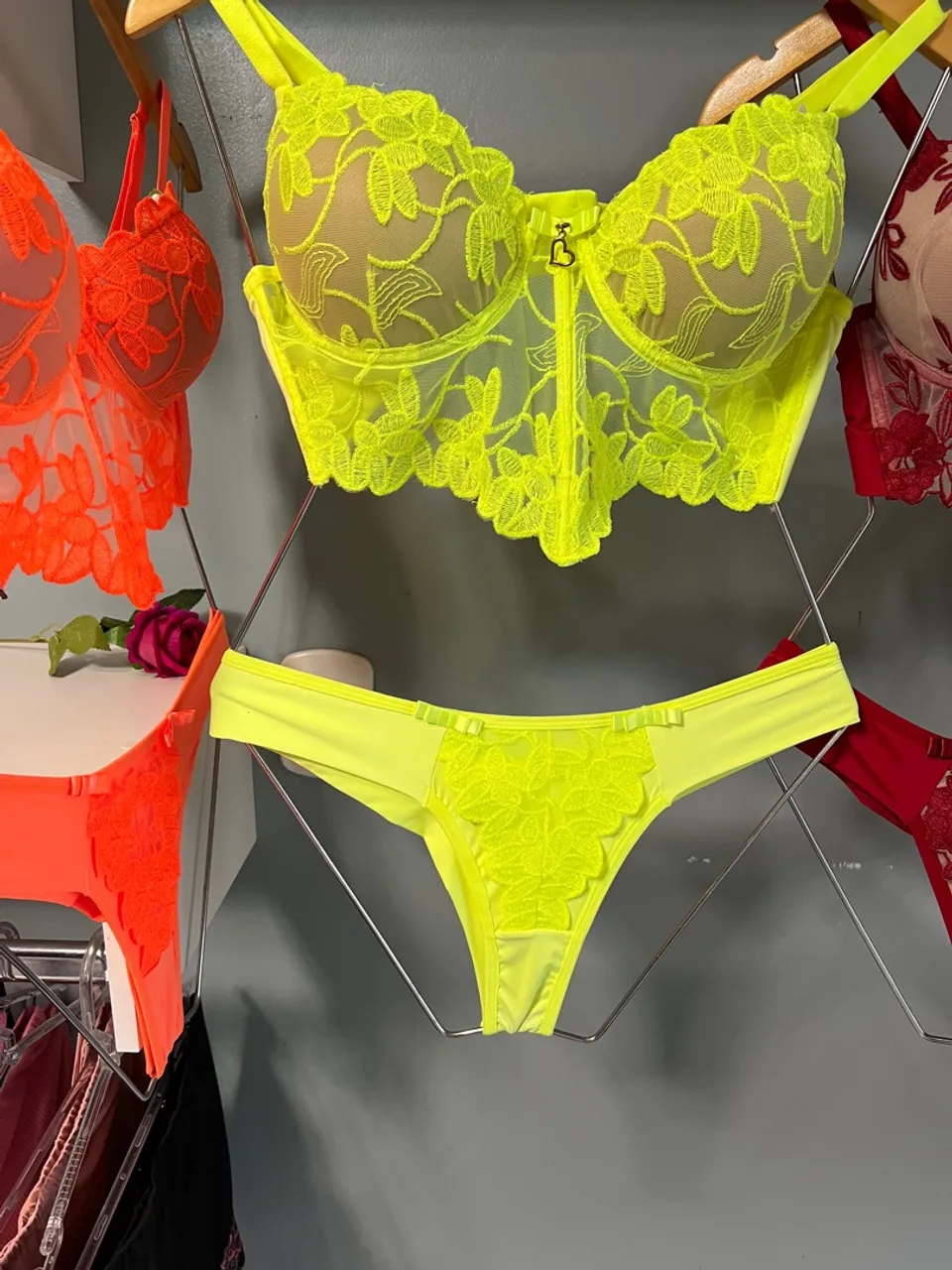 Conjunto de lingerie neon com detalhes em renda