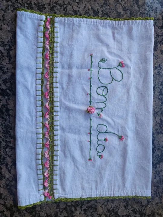 Tapete, bolsa e caminho de mesa de crochê e pano de prato. - Foto 3