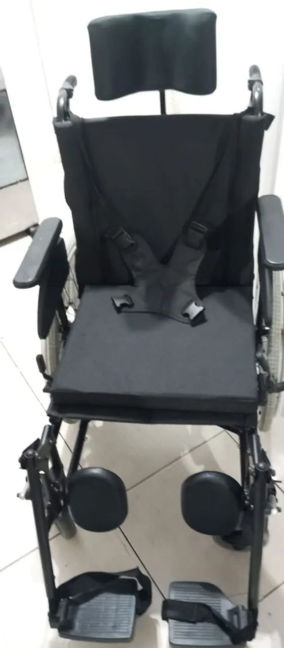 Cadeira de rodas articulada