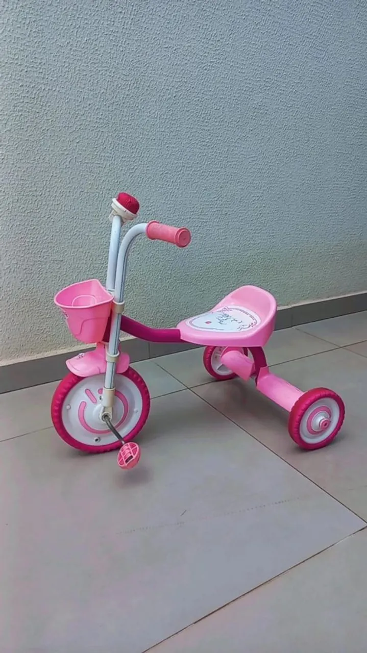 Triciclo rosa para crianças