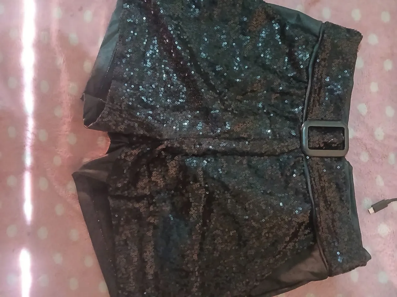 Shorts de paetês preto com cinto