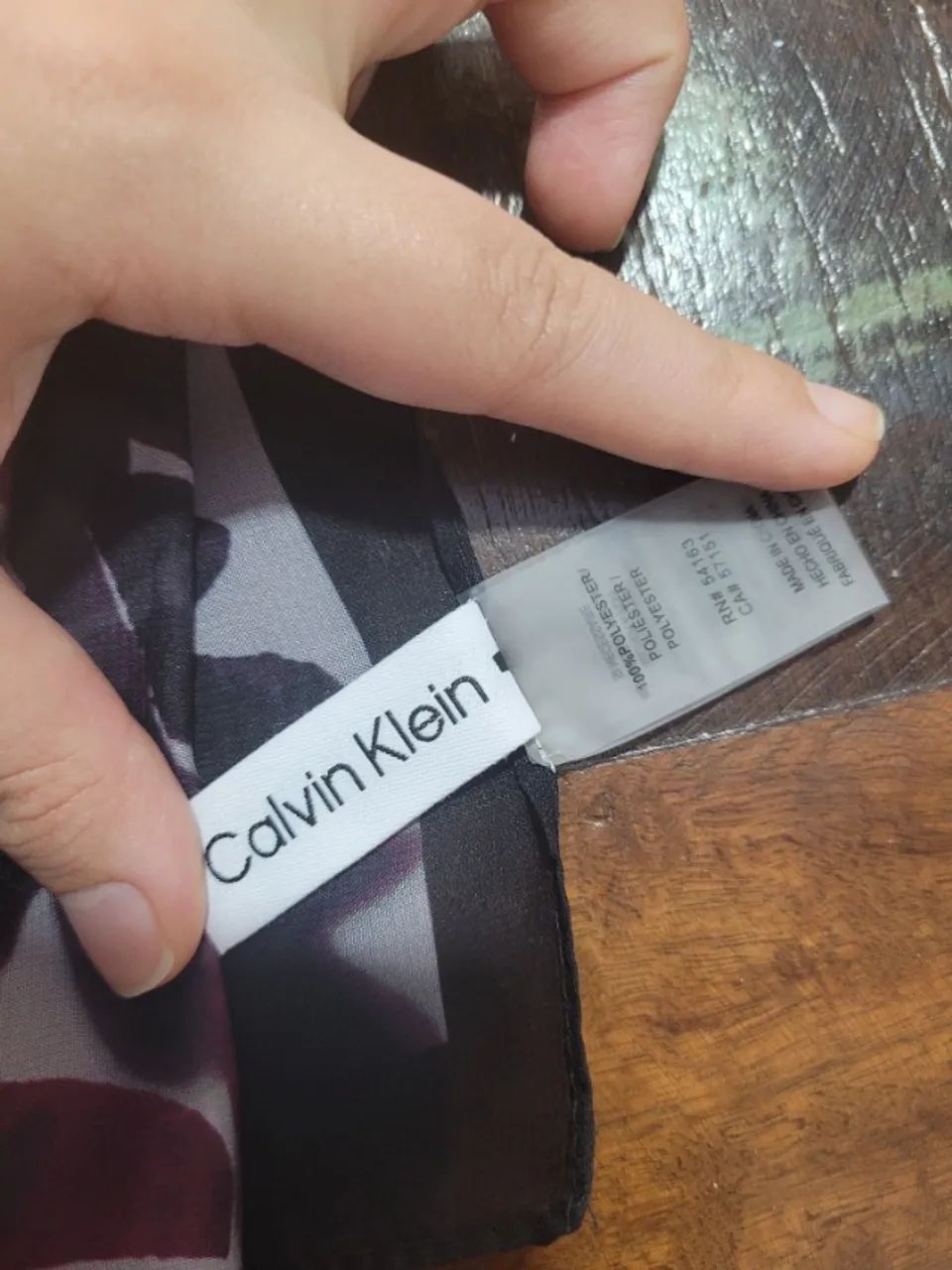 Lenço Calvin Klein Mulberry - Importado - Foto 3