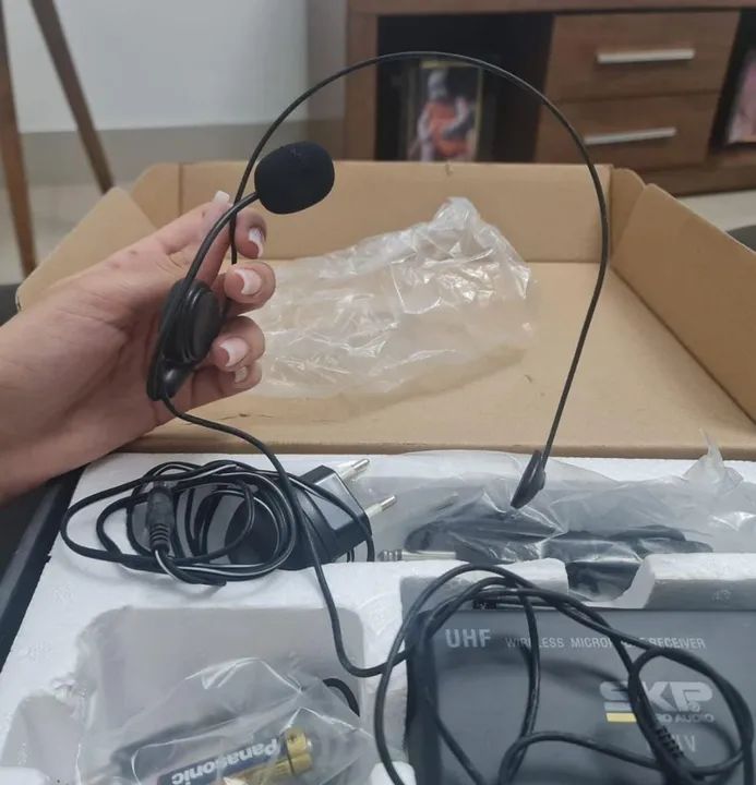 Kit Microfone Sem Fio UHF SKP Mini V para Guitarra/Headset - Foto 3