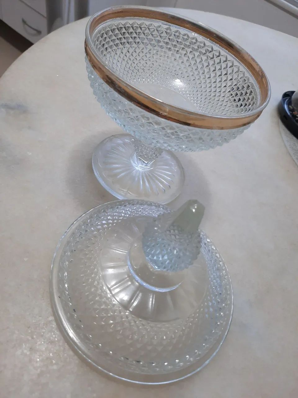 Potiche de cristal com pé e detalhes dourados - Foto 3