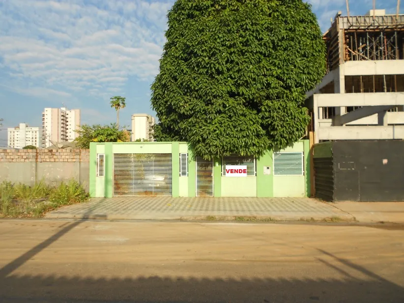 CASA TÉRREA EM EXCELENTE LOCALIZAÇÃO.