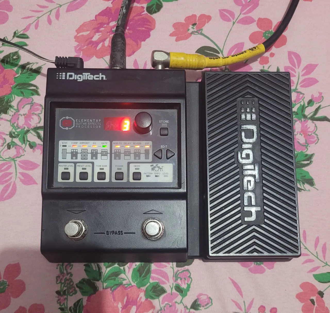 Pedaleira Digitech Element XP com pedal de expressão