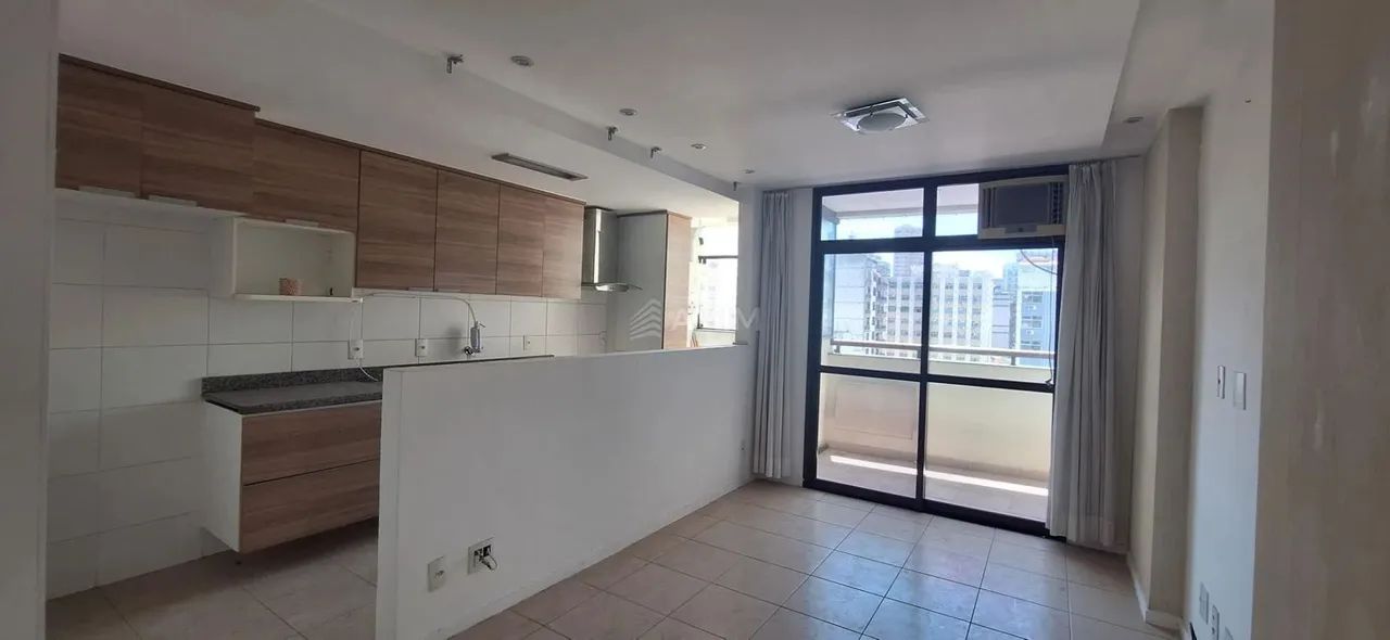 Apartamento semi mobiliado locaizado em Icaraí, com 2 quartos sendo 1 suíte, varanda e 2 v