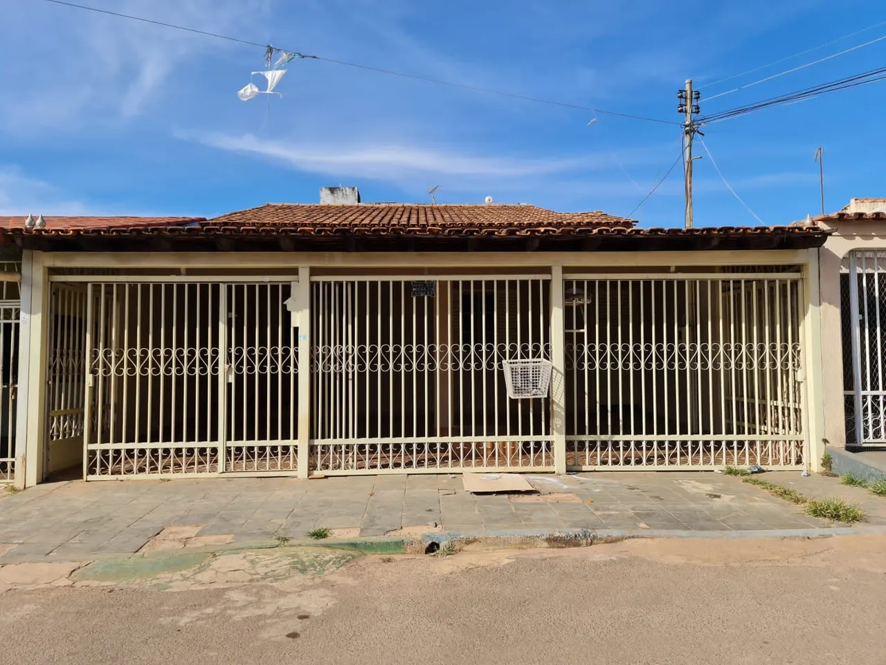 ALUGO CASA QNO 01 3 QTS