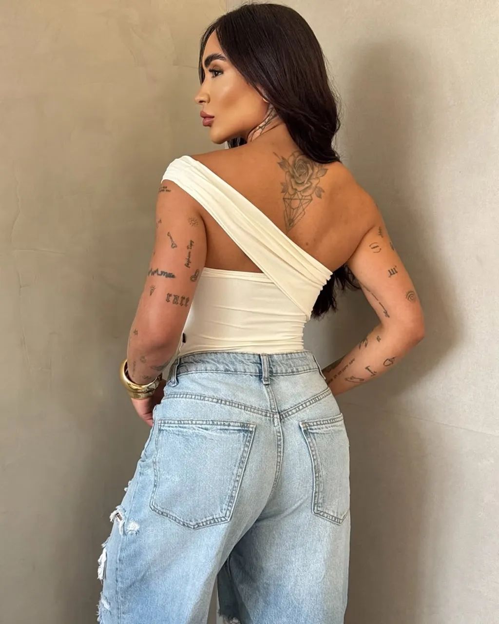 Body Branco Elegante com Detalhe Dourado e Jeans Destroyed - Foto 2