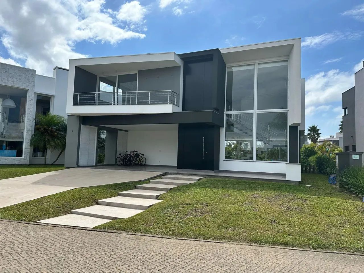 Sobrado à venda com 410 m2 e  5 suítes no Condominio Ocean Side em Torres RS