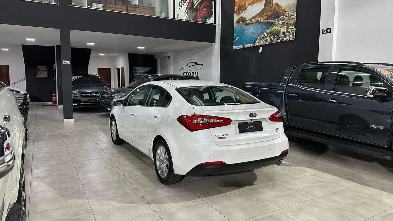 5 carros alto padrão baratos para quem quer sair do comum gastando pouco