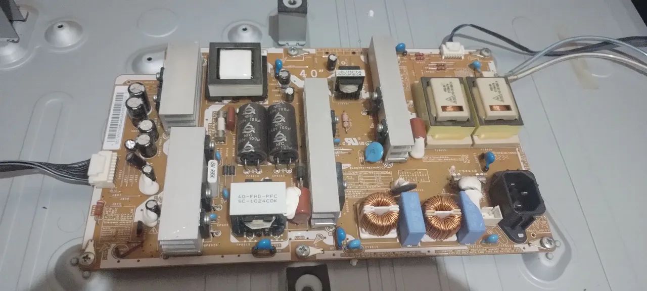 Placa de TV - Peça de Reposição, tem alto falantes, leds,  - Foto 2