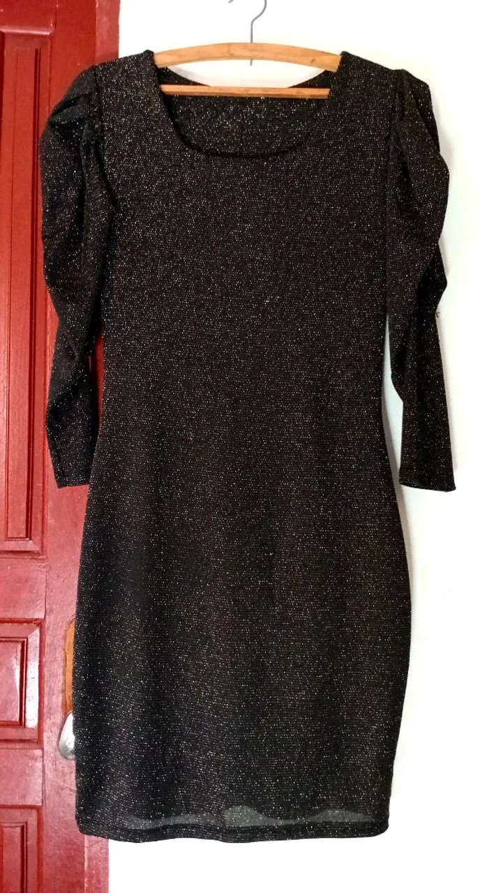 Vestido preto com brilho e mangas bufantes