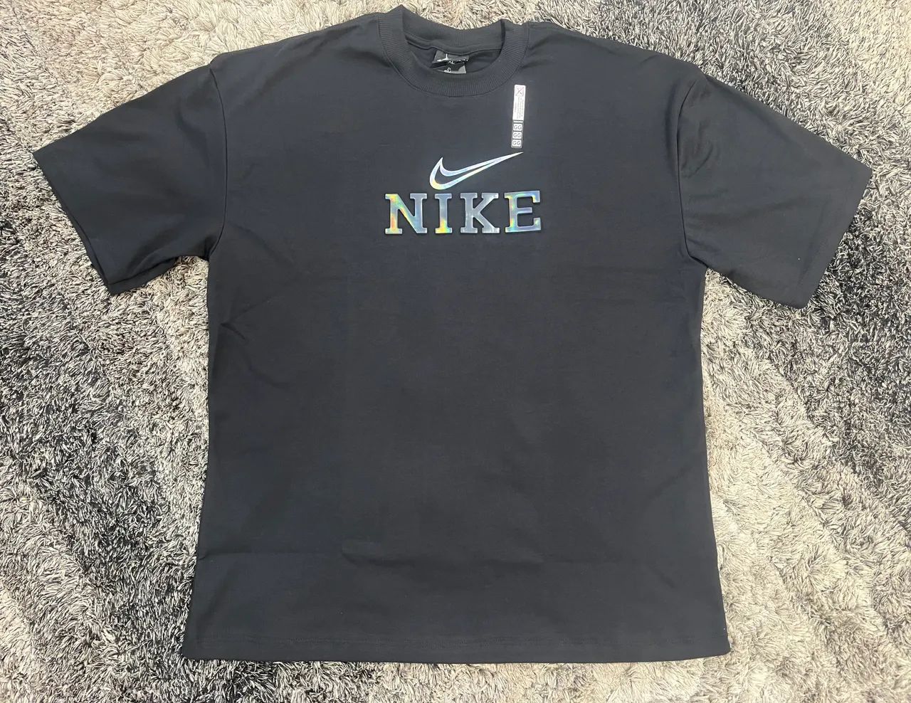Camiseta Oversized Nike holográfica Malha Suedine Preta (GG)