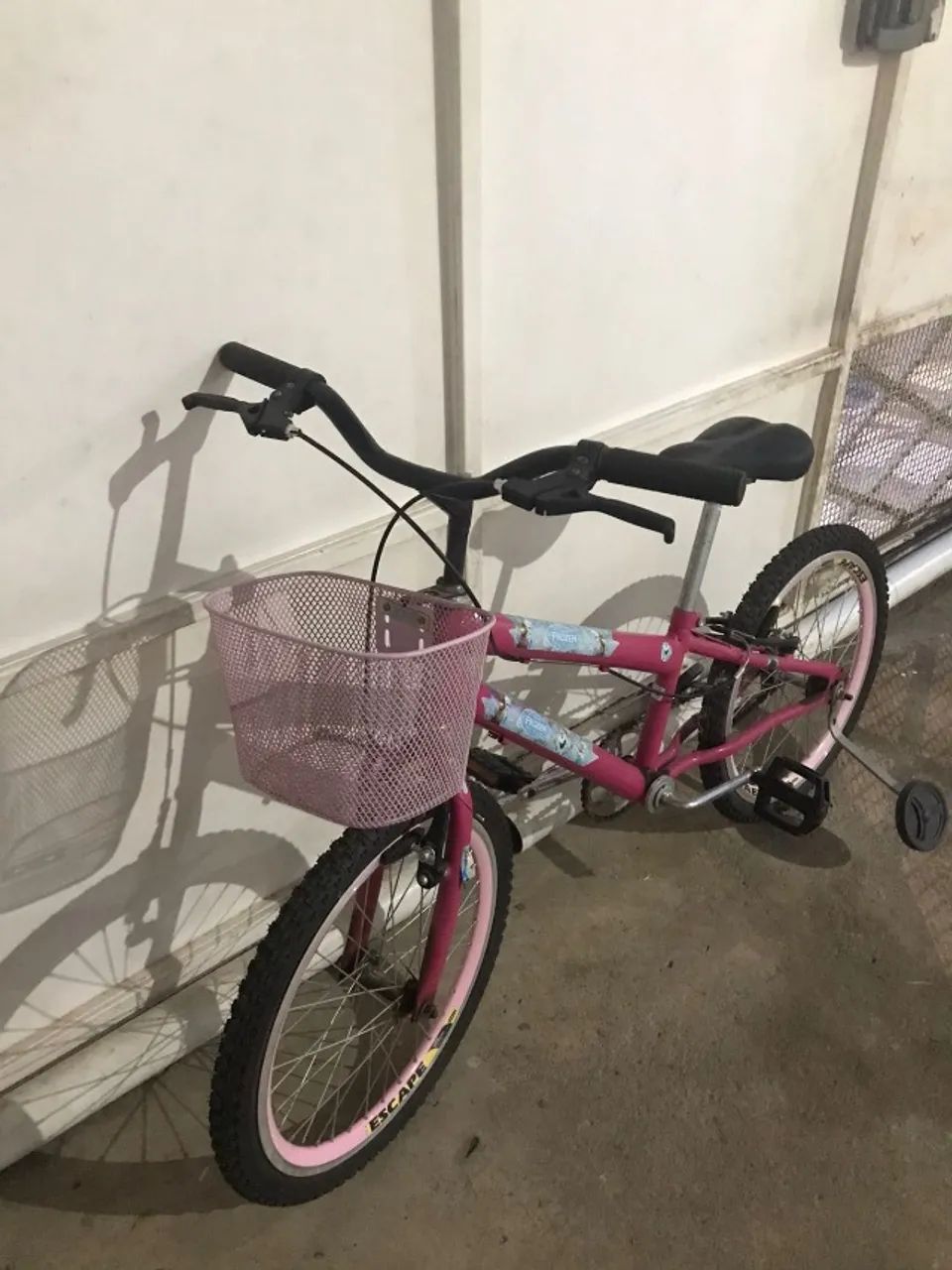 Bicicleta Infantil Frozen Aro 20 com Cestinha e Rodinhas - Foto 2