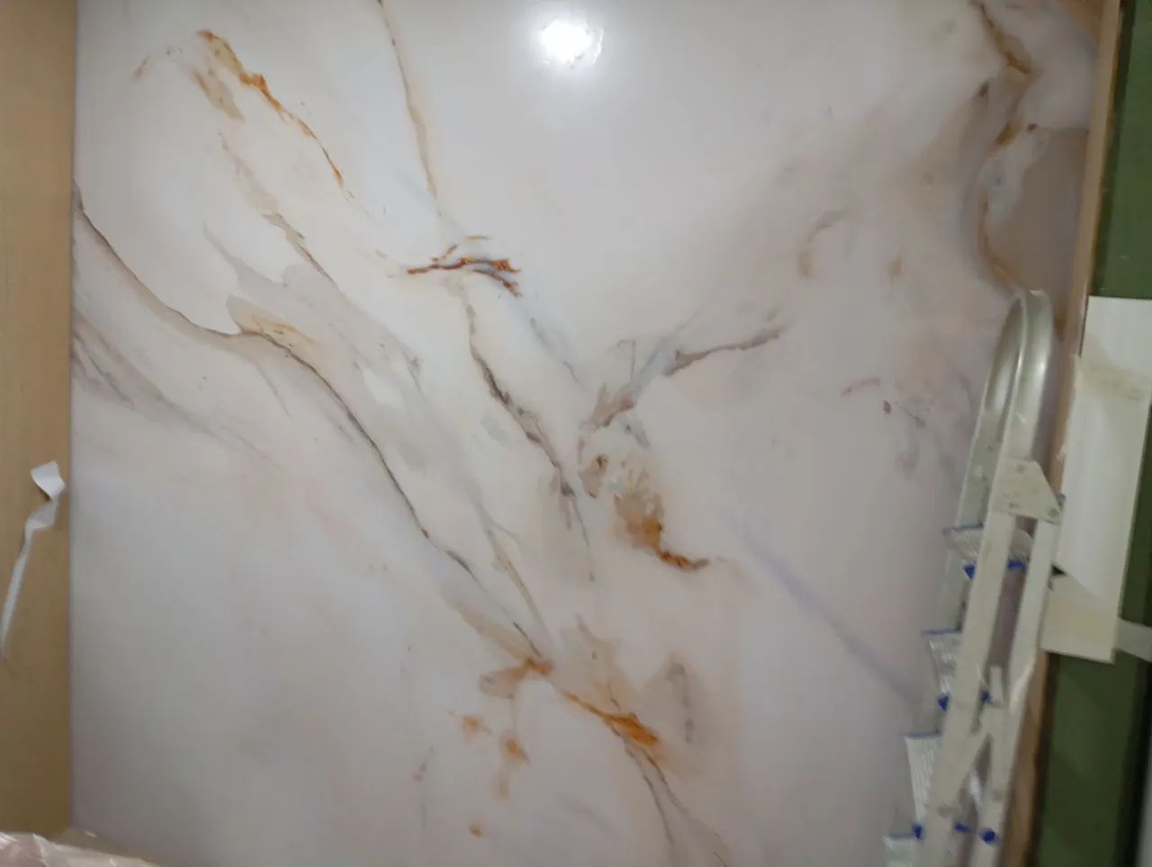 Instalador de papel de parede e adesivos 