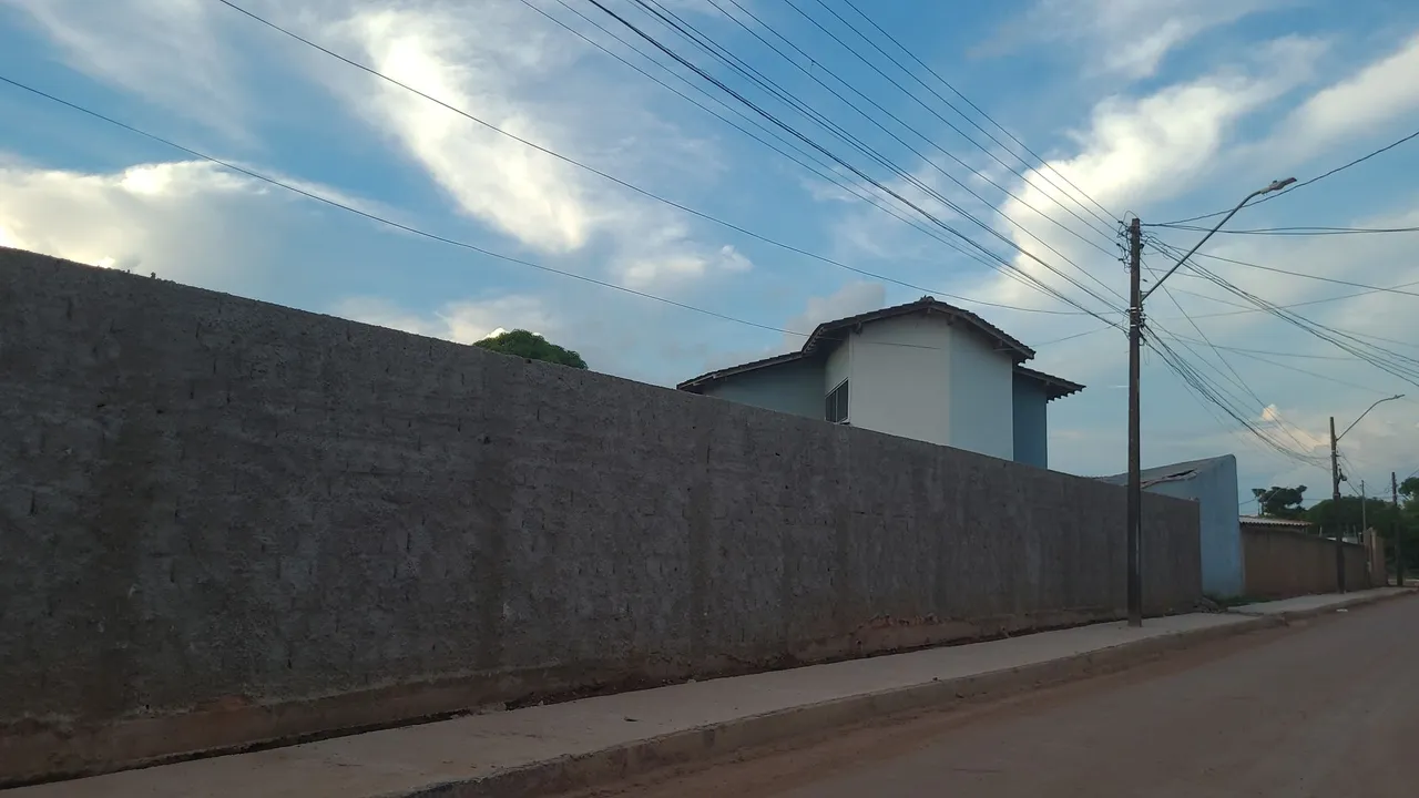 Casa com terreno de 900² todo murado.