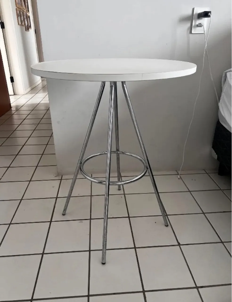 Mesa redonda branca 60cm de diâmetro e 75 cm de altura