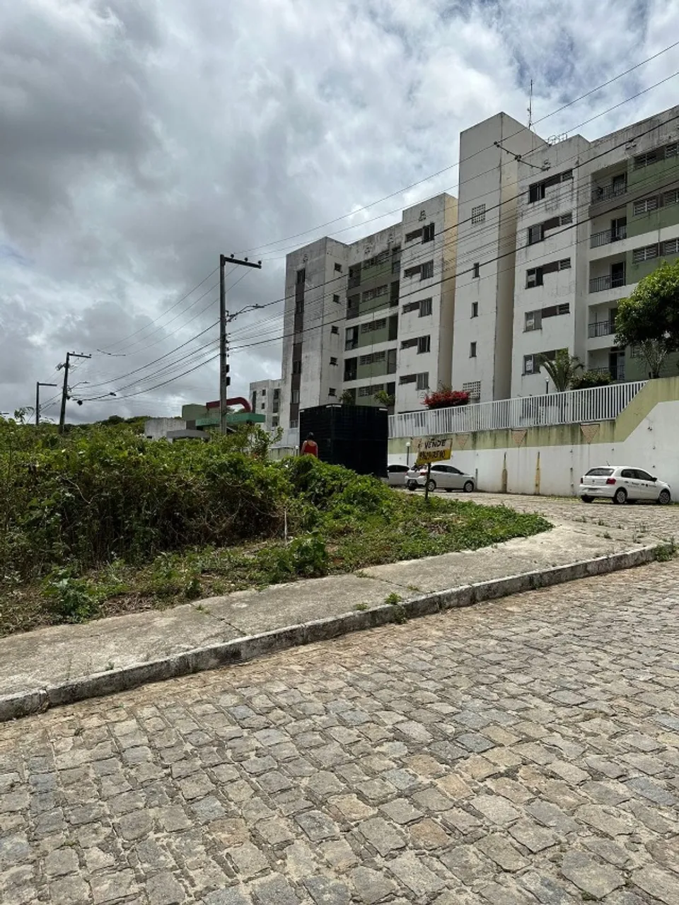 Vendo Terreno 250 m2 em frente à prédio, comércio, com rua calçada.