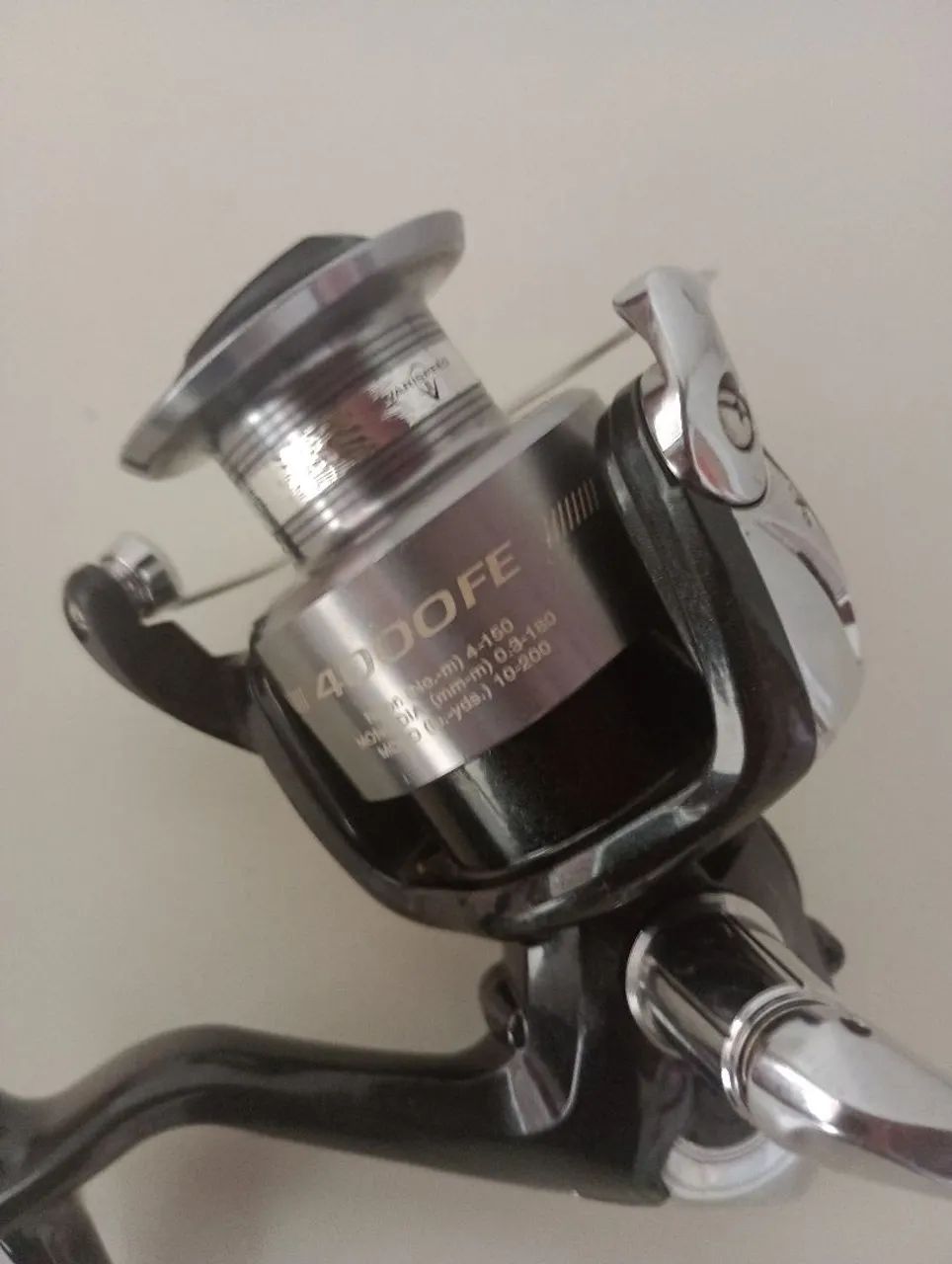 Vendo molinete Shimano e vara Shimano novos.