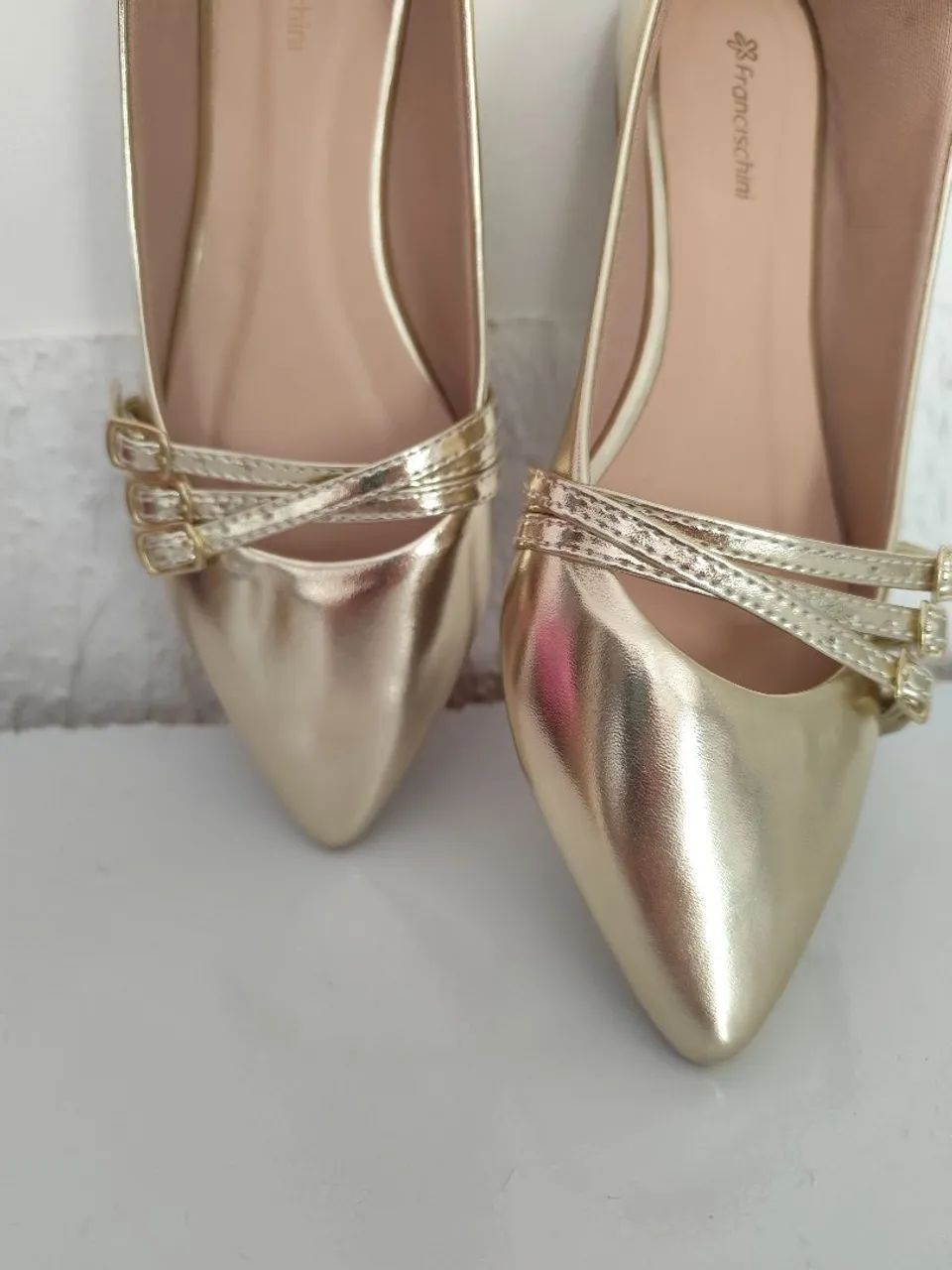 Sapato feminino dourada Thaiza Francischini  - Foto 5