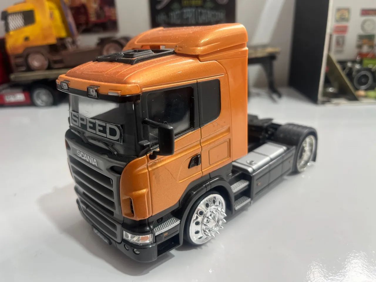 Miniatura de Caminhão Scania 1:32