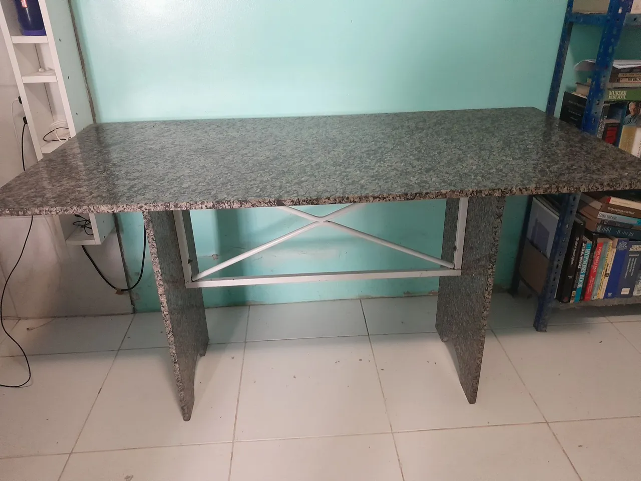 Mesa de Granito com base resistente.