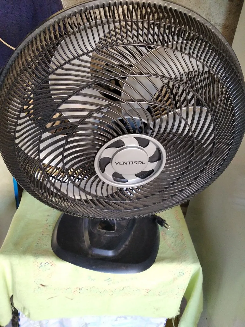 Ventilador de mesa na cor preto